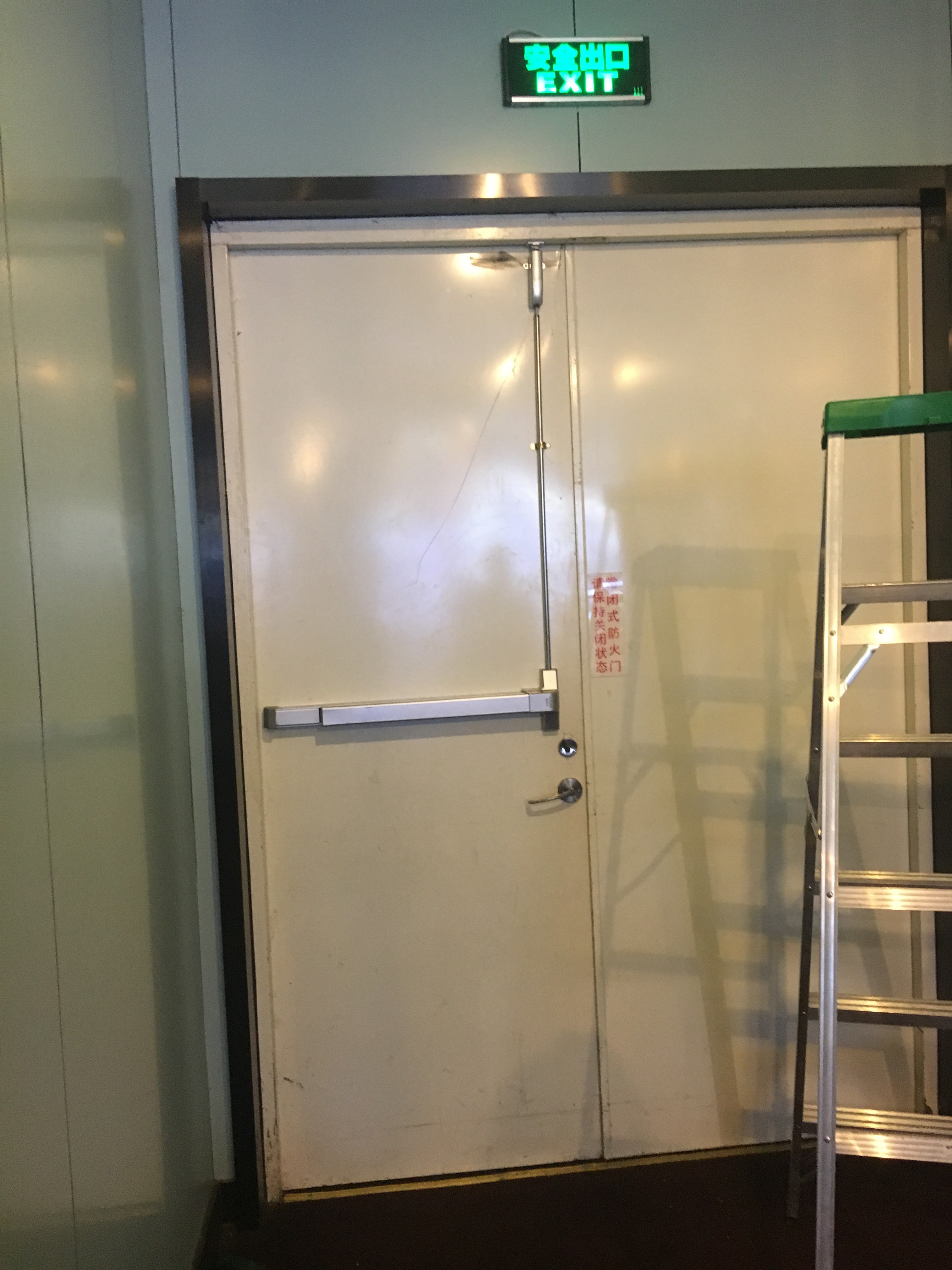 北京銀興酷映影城消防通道門推杠鎖安裝